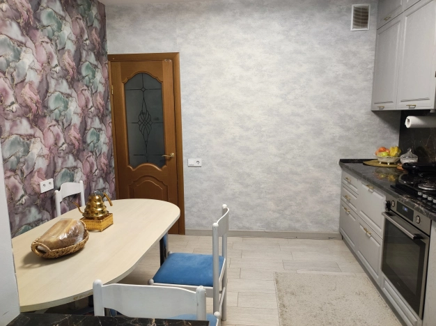 Купить трехкомнатную квартиру на вторичке в Микрорайоне 8-й, Элиста в Элисте. Вариант № 32487, 8, площадь -  квм, цена 6100000 рублей