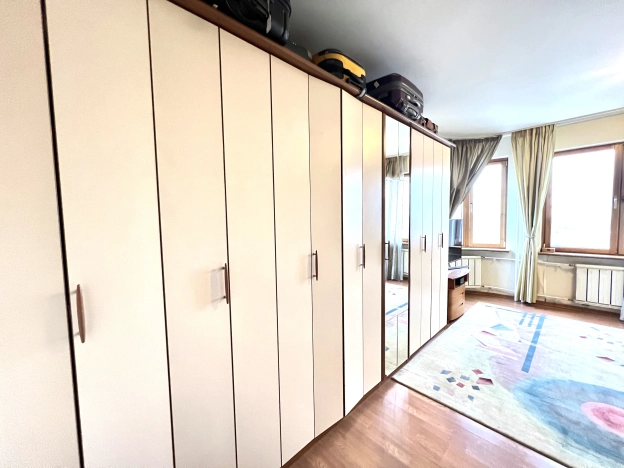 Купить трехкомнатную квартиру в ЮЗАО в Москве. Вариант № 24229, 6, площадь -  квм, цена 33000000 рублей