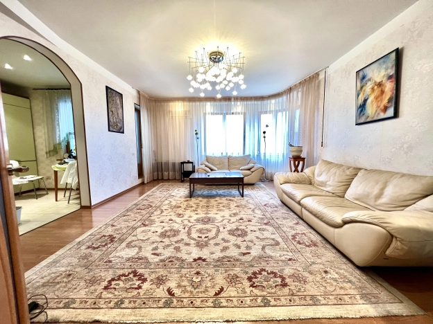 Купить трехкомнатную квартиру в ЮЗАО в Москве. Вариант № 24229, 1, площадь -  квм, цена 33000000 рублей