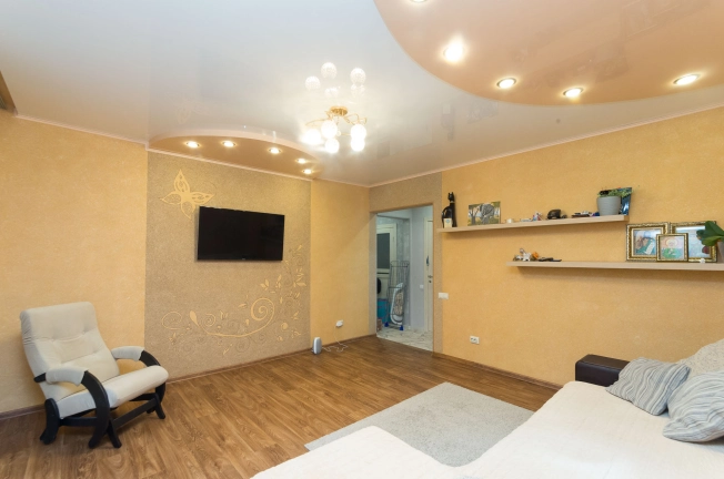 Купить двухкомнатную квартиру на вторичке в Микрорайоне 10-й, Тобольск в Тобольске. Вариант № 4193, 8, площадь -  квм, цена 5250000 рублей