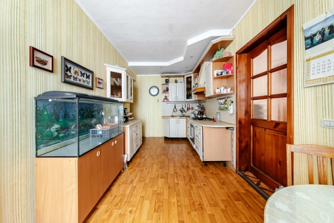 Купить трехкомнатную квартиру у метро Горьковская в Санкт-Петербурге. Вариант № 56115, 15, площадь -  квм, цена 19999999 рублей