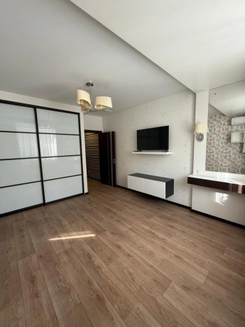 Купить трехкомнатную квартиру в районе Калининский в Новосибирске. Вариант № 8461082, 3, площадь -  квм, цена 15450000 рублей