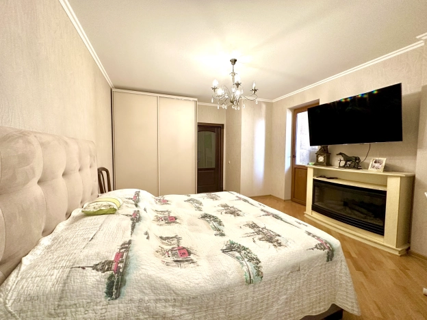 Купить двухкомнатную квартиру на улице имени Калинина в Краснодаре. Вариант № 2805, 3, площадь -  квм, цена 11500000 рублей