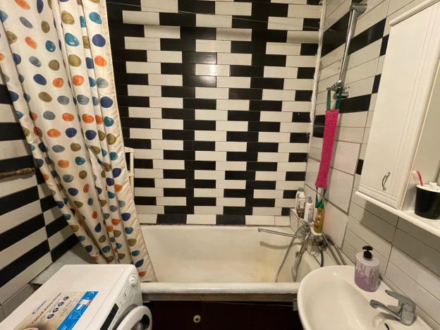 Купить трехкомнатную квартиру в Новосибирске. Вариант № 6882585, 6, площадь -  квм, цена 4000000 рублей