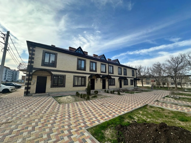 Купить трехкомнатную квартиру в Микрорайоне 8-й, Элиста в Элисте. Вариант № 420345, 4, площадь -  квм, цена 3100000 рублей