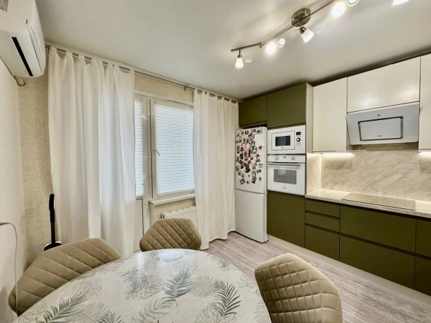 Купить двухкомнатную квартиру в Новороссийске. Вариант № 10636337, 6, площадь -  квм, цена 9700000 рублей