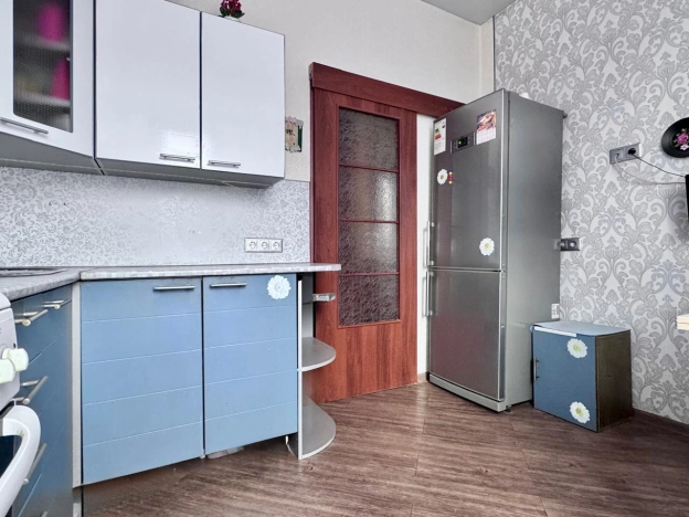 Купить квартиру в районе Дзержинский в Новосибирске. Вариант № 8153768, 5, площадь -  квм, цена 4980000 рублей