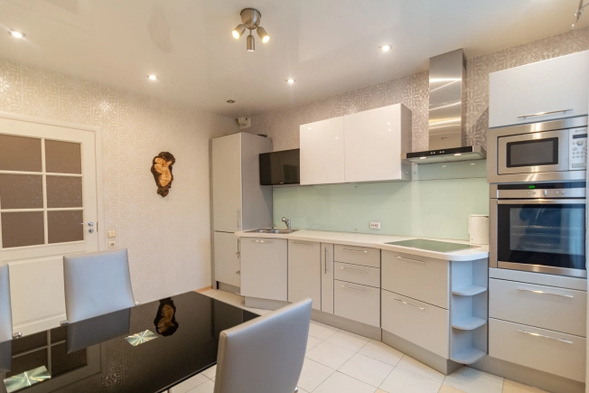 Купить квартиру в районе Зарека в Петрозаводске. Вариант № 7902535, 8, площадь -  квм, цена 7590000 рублей