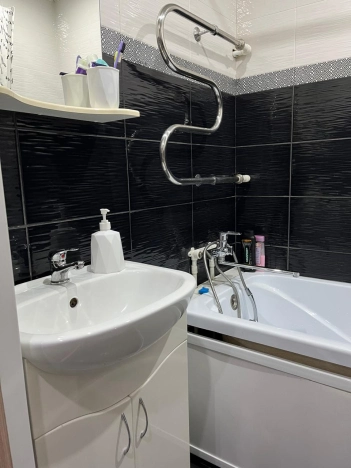 Купить трехкомнатную квартиру в районе Дзержинский в Новосибирске. Вариант № 2194315, 9, площадь -  квм, цена 5500000 рублей