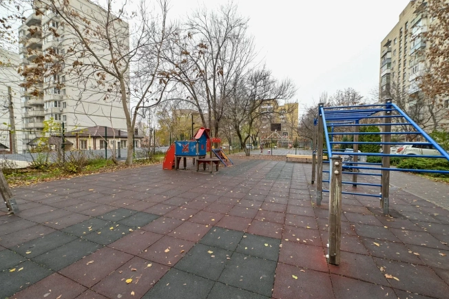 Купить трехкомнатную квартиру в Ростовской области. Вариант № 9590804, 18, площадь -  квм, цена 6200000 рублей