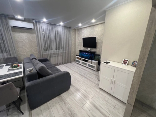 Купить трехкомнатную квартиру в Омске. Вариант № 6745480, 10, площадь -  квм, цена 8800000 рублей