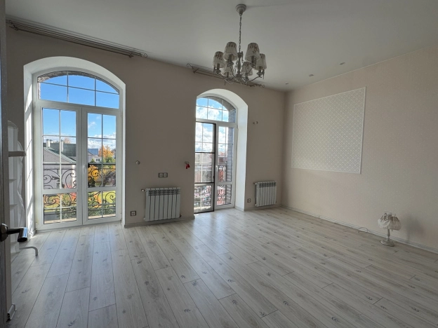 Купить трехкомнатную квартиру на улице Одесская в Вологде. Вариант № 21999, 17, площадь -  квм, цена 11800000 рублей