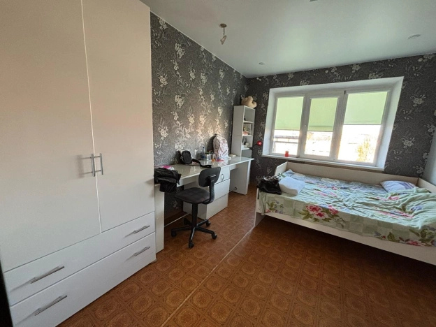 Купить трехкомнатную квартиру на вторичке в Микрорайоне 8-й, Элиста в Элисте. Вариант № 13644, 3, площадь -  квм, цена 4700000 рублей