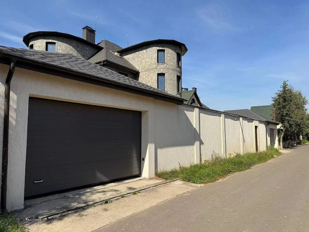 Купить дом на улице Двинская в Москве. Вариант № 10876333, 10, площадь - квм, цена 165000000 рублей