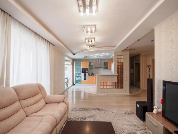 Купить трехкомнатную квартиру в Омске. Вариант № 6745777, 1, площадь -  квм, цена 9800000 рублей