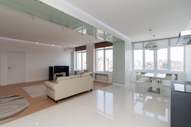 Купить двухкомнатную квартиру на улице 10 лет Октября в Омске. Вариант № 5498, 9, площадь -  квм, цена 12600000 рублей