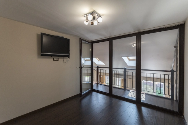 Купить трехкомнатную квартиру в Пушкине. Вариант № 976, 32, площадь -  квм, цена 9300000 рублей