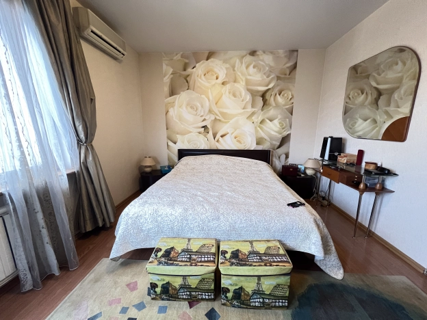 Купить трехкомнатную квартиру в ЮЗАО в Москве. Вариант № 24229, 8, площадь -  квм, цена 33000000 рублей