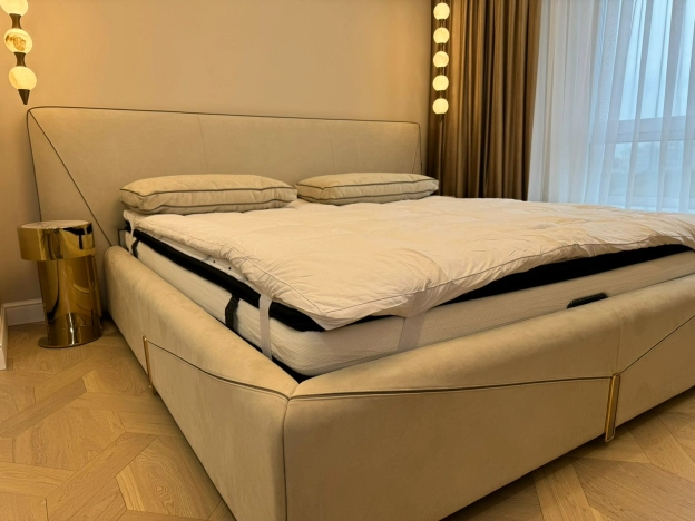 Купить двухкомнатную квартиру на вторичке у метро Молодежная в Москве. Вариант № 53318, 10, площадь -  квм, цена 44800000 рублей