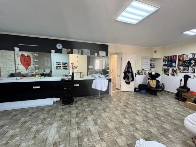 Купить коммерческую недвижимость в Элисте. Вариант № 50506, 2, площадь -  квм, цена 2700000 рублей