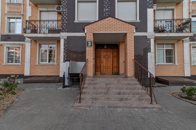 Купить трехкомнатную квартиру в Ростовской области. Вариант № 2897338, 17, площадь -  квм, цена 18400000 рублей