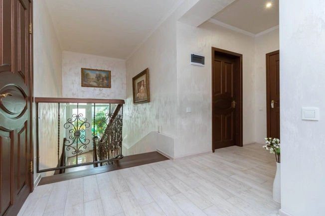 Купить дом в Омске. Вариант № 2775, 9, площадь -  квм, цена 19999000 рублей