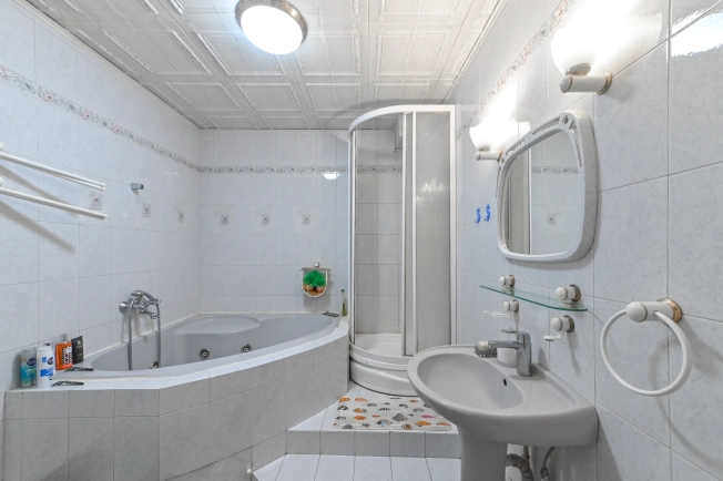 Купить четырехкомнатную квартиру в районе Кировский в Ростове-на-Дону. Вариант № 237697, 11, площадь -  квм, цена 17800000 рублей