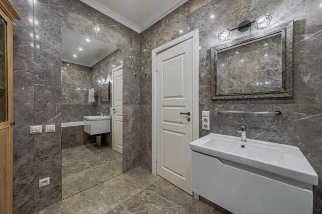 Купить трехкомнатную квартиру на вторичке в ЦАО в Москве. Вариант № 44331, 16, площадь - квм, цена 46555555 рублей