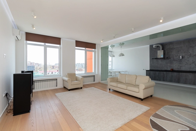 Купить двухкомнатную квартиру на улице 10 лет Октября в Омске. Вариант № 5498, 1, площадь -  квм, цена 12600000 рублей