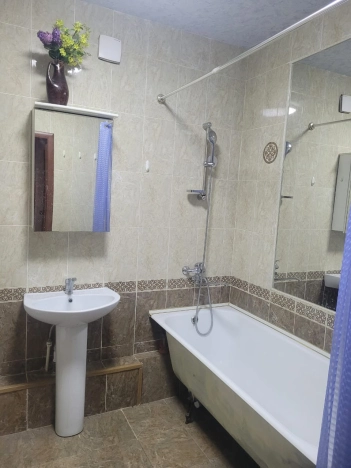 Купить трехкомнатную квартиру в Микрорайоне Бугринская роща, Кировский район в Новосибирске. Вариант № 25599, 36, площадь -  квм, цена 9500000 рублей