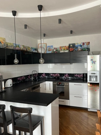 Купить трехкомнатную квартиру в Сыктывкаре. Вариант № 11228, 5, площадь -  квм, цена 13400000 рублей