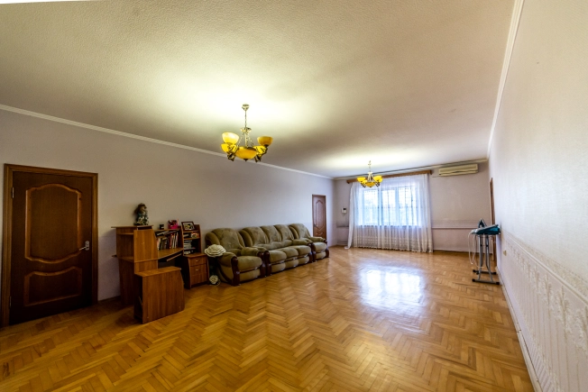 Купить дом на улице Спасская в Краснодаре. Вариант № 3960680, 24, площадь -  квм, цена 24950000 рублей