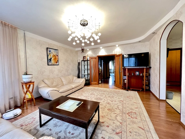 Купить трехкомнатную квартиру в ЮЗАО в Москве. Вариант № 24229, 2, площадь -  квм, цена 33000000 рублей