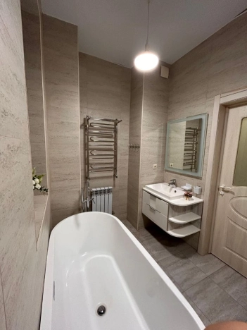 Купить трехкомнатную квартиру в Ростовской области. Вариант № 10238706, 9, площадь -  квм, цена 28000000 рублей