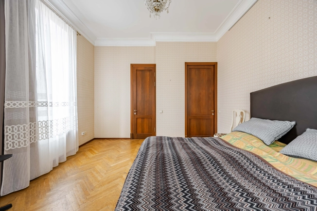 Купить трехкомнатную квартиру в районе Центральный в Санкт-Петербурге. Вариант № 220589, 10, площадь -  квм, цена 18500000 рублей