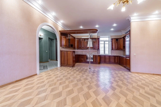 Купить пятикомнатную квартиру в Санкт-Петербурге. Вариант № 10011179, 4, площадь -  квм, цена 35000000 рублей