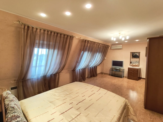 Купить четырехкомнатную квартиру в Йошкар-Оле. Вариант № 6620961, 12, площадь -  квм, цена 20000000 рублей