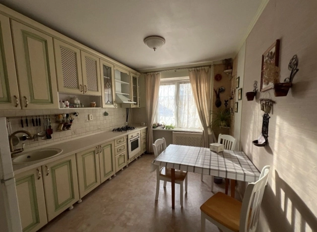 Купить трехкомнатную квартиру в Ростовской области. Вариант № 9259264, 8, площадь -  квм, цена 8400000 рублей