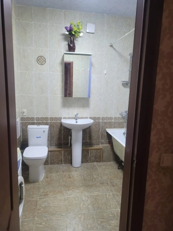 Купить трехкомнатную квартиру в Микрорайоне Бугринская роща, Кировский район в Новосибирске. Вариант № 25599, 33, площадь -  квм, цена 9500000 рублей