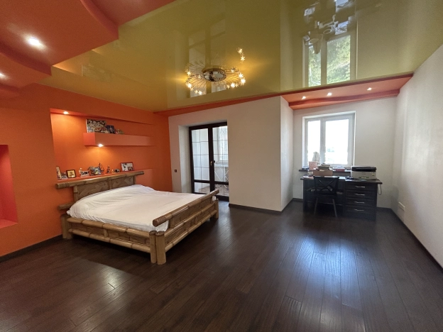 Купить четырехкомнатную квартиру в Волгограде. Вариант № 10692, 8, площадь -  квм, цена 22100000 рублей