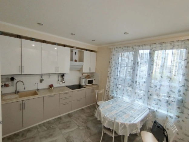 Купить двухкомнатную квартиру на улице Батумское шоссе в Краснодарском крае. Вариант № 7657, 4, площадь -  квм, цена 16950000 рублей