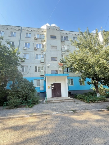 Купить трехкомнатную квартиру в Микрорайоне 8-й, Элиста в Элисте. Вариант № 2363228, 18, площадь -  квм, цена 5400000 рублей