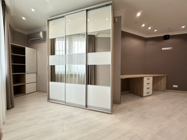 Купить четырехкомнатную квартиру в районе Сокол в Москве. Вариант № 32658, 10, площадь -  квм, цена 40000000 рублей