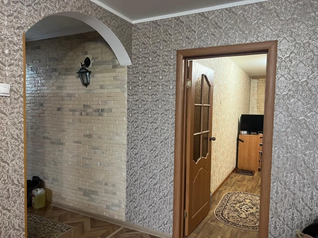 Купить трехкомнатную квартиру в Новосибирске. Вариант № 9299639, 6, площадь -  квм, цена 5000000 рублей