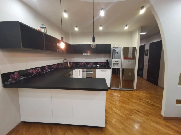 Купить трехкомнатную квартиру в Сыктывкаре. Вариант № 11228, 7, площадь -  квм, цена 13400000 рублей