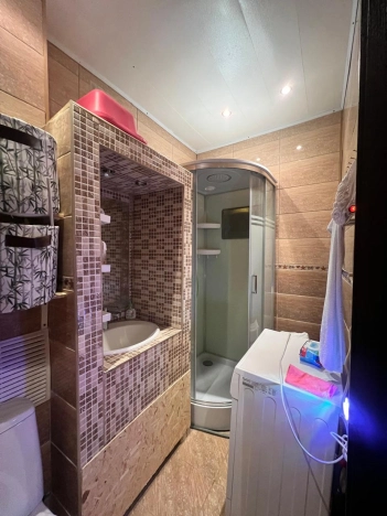 Купить квартиру на вторичке на улице Воскресная в Новосибирске. Вариант № 42652, 4, площадь -  квм, цена 3500000 рублей