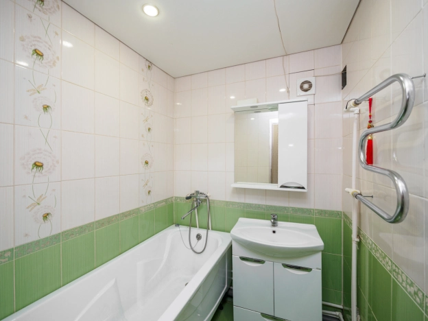 Купить двухкомнатную квартиру на улице бульвар Архитекторов в Омске. Вариант № 3993197, 18, площадь -  квм, цена 5300000 рублей