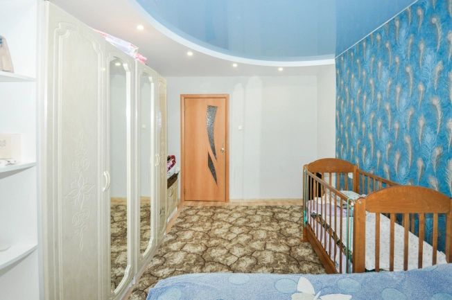 Купить четырехкомнатную квартиру в Новосибирской области. Вариант № 5540605, 3, площадь -  квм, цена 6000000 рублей