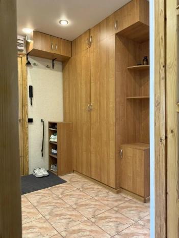 Купить трехкомнатную квартиру в Омске. Вариант № 1998076, 10, площадь -  квм, цена 5580000 рублей