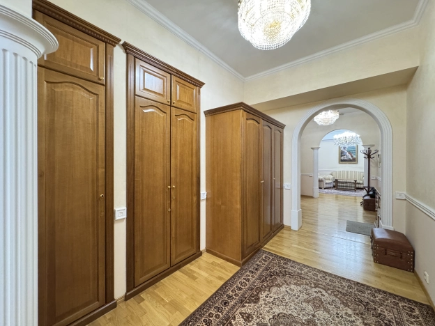 Купить четырехкомнатную квартиру в ЮЗАО в Москве. Вариант № 555442, 46, площадь -  квм, цена 218700000 рублей